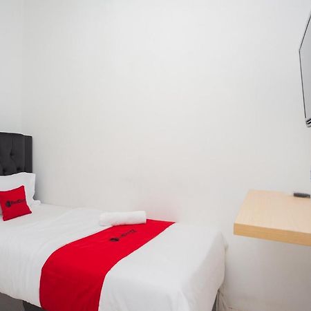 Reddoorz At Jalan Bangau Palembang Hotel Exterior photo